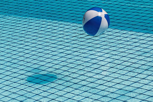 Comment vider le fond d'une piscine sans aspirateur ?