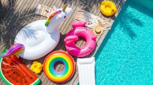 Sélection de bouées gonflables variées au bord d'une piscine - guide d'achat 2026